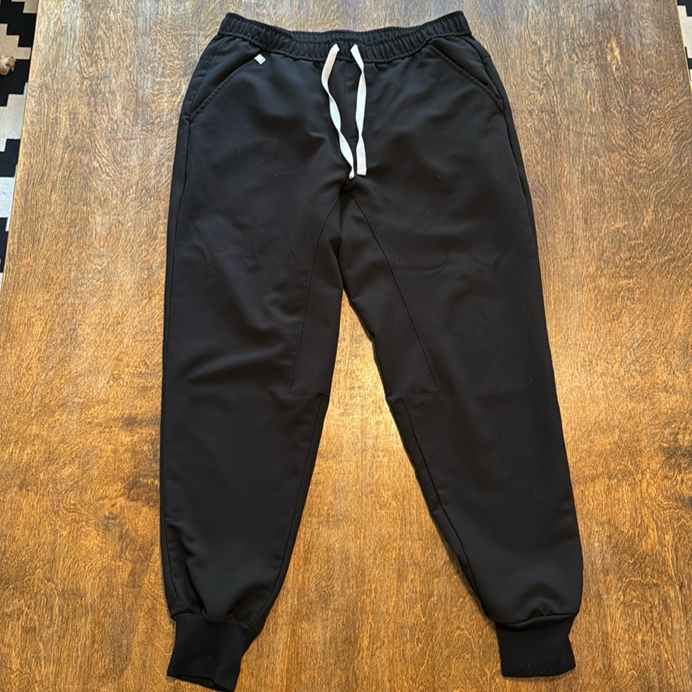 FIGS Tansen jogger scrub pants - Men’s Medium/Short